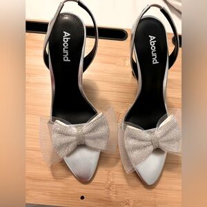 Gorgeous silver with bow evening shoes, new